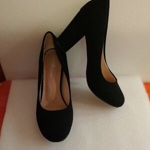 Forever Brand Classic Black Round Toe Pumps